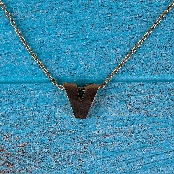 Vintage 1978 AVON Initial Attraction Necklace- "V" Gold Tone - Picture 1 of 8